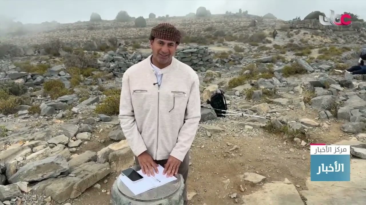 تقرير| بوصلة في قمة جبل شمس تحدد الاتجاهات وتحمل بيانات جغرافية.