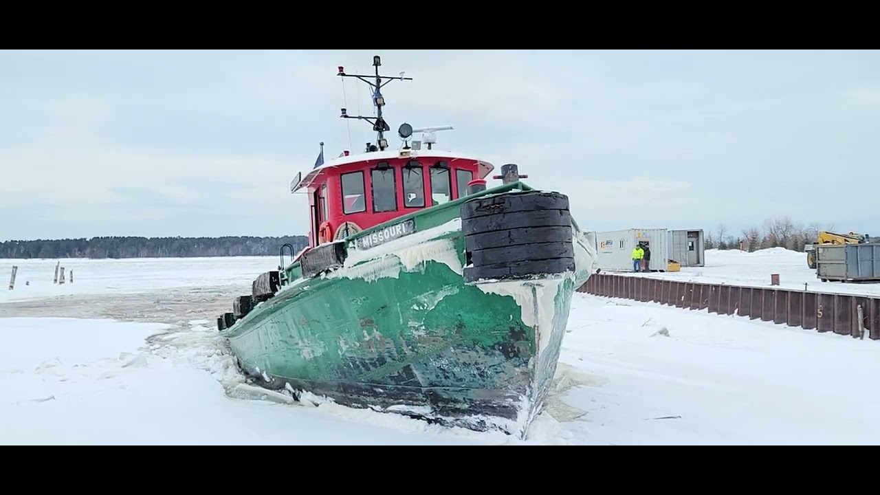 MIGHTY MO!! ❤⚓💚 Amazing GLT Tugboat Missouri breaking ice in Superior, WI for the American Century!