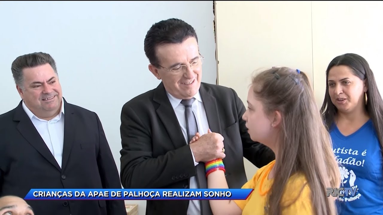 Crianças da Apae de Palhoça realizam sonho de conhecer o apresentador Hélio Costa