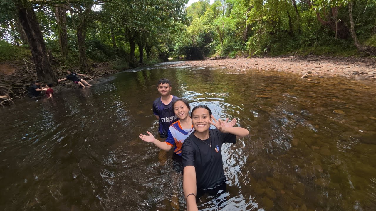 Mandi manda bersama saudara mara di Adis Nusa, Kampung Segong 