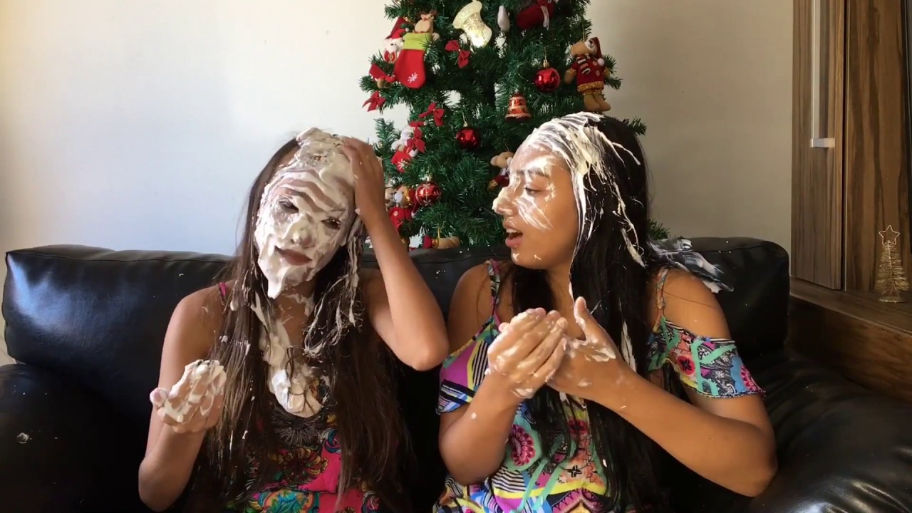 Torta na cara com a irmã