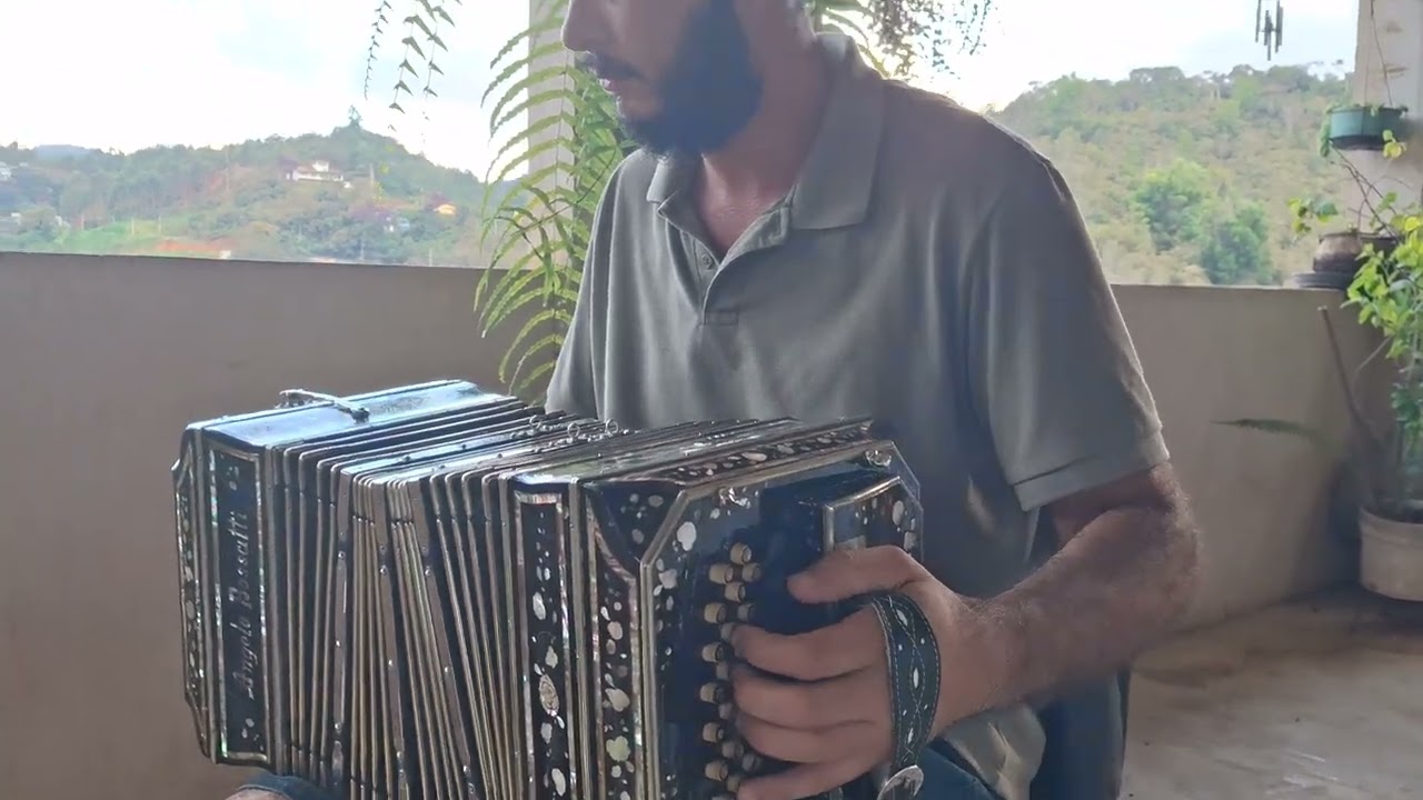 Junior Merlo da concertina em Santa Teresa-ES