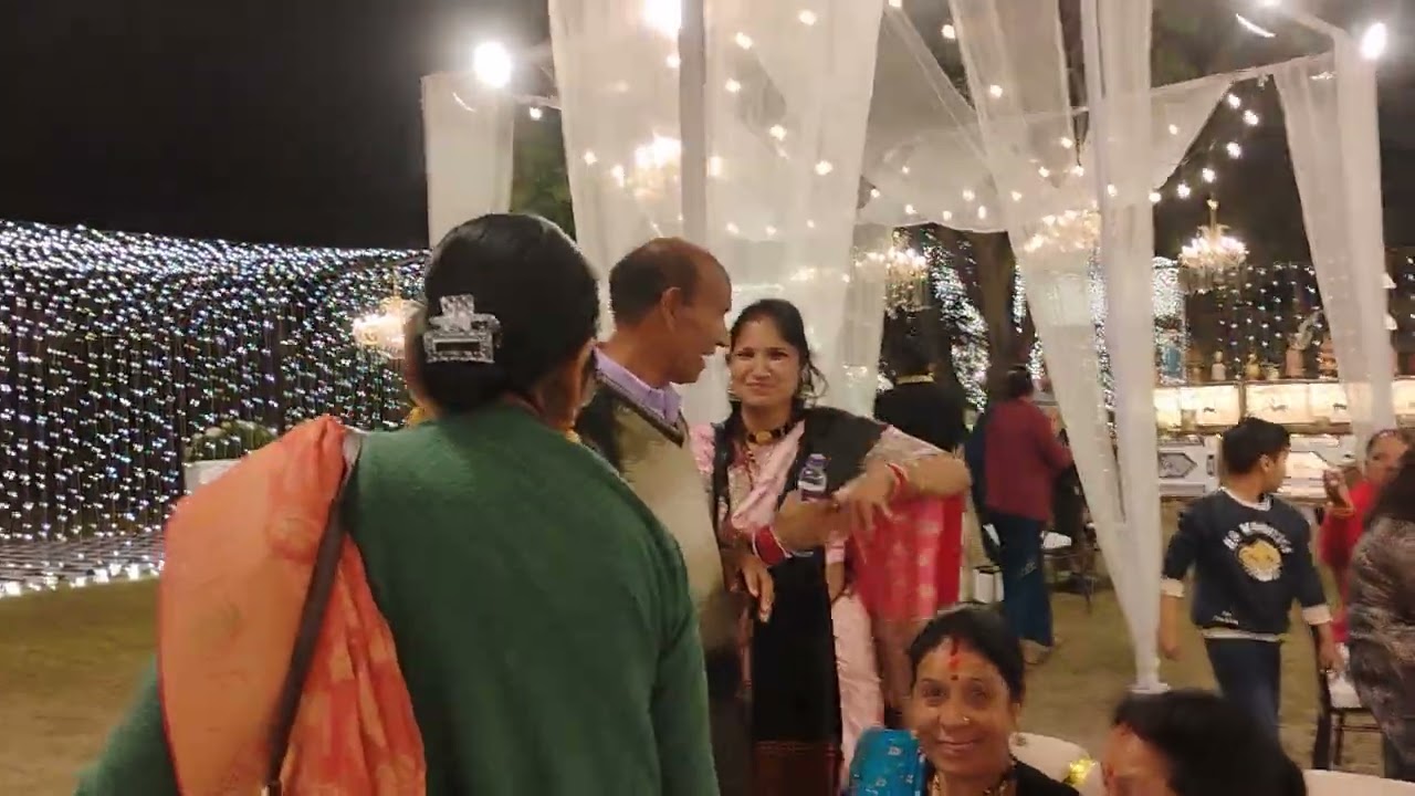 बर के वहां बारात पार्टी 