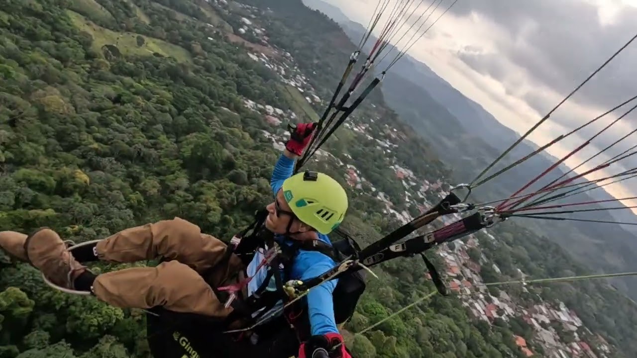 Parapente modo Hike and Fly, volando desde el cerro La Gloria en Tamanique