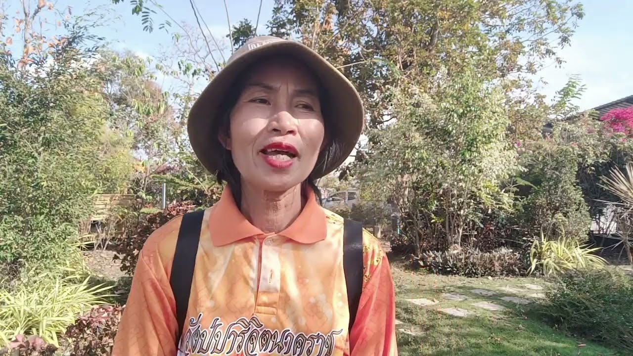 มารดน้ำในสวนหย่อม ทางด้านหน้ามีงานรำ