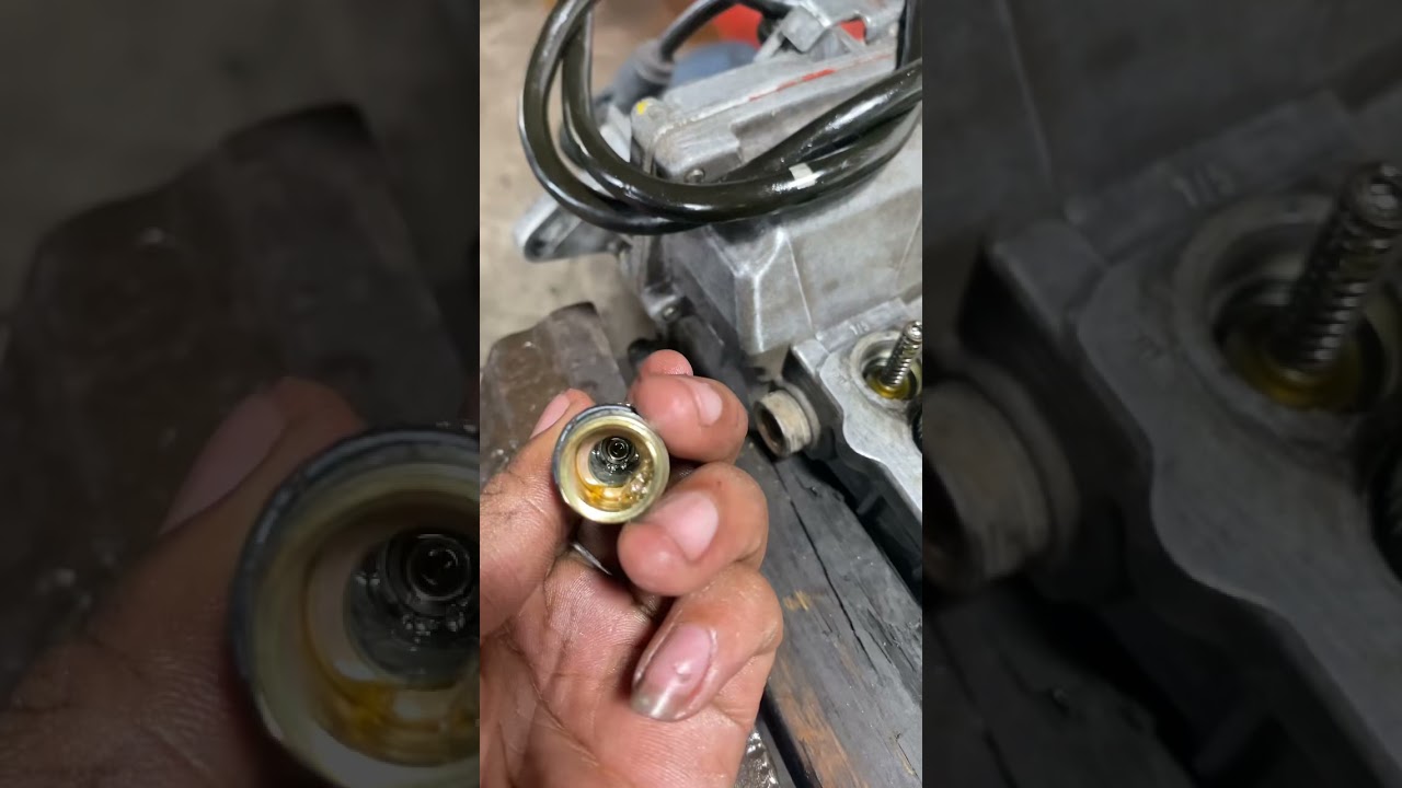Removing inline diesel pump delivery valve holder Quick diesel mechanic tip #DieselRepair #howto