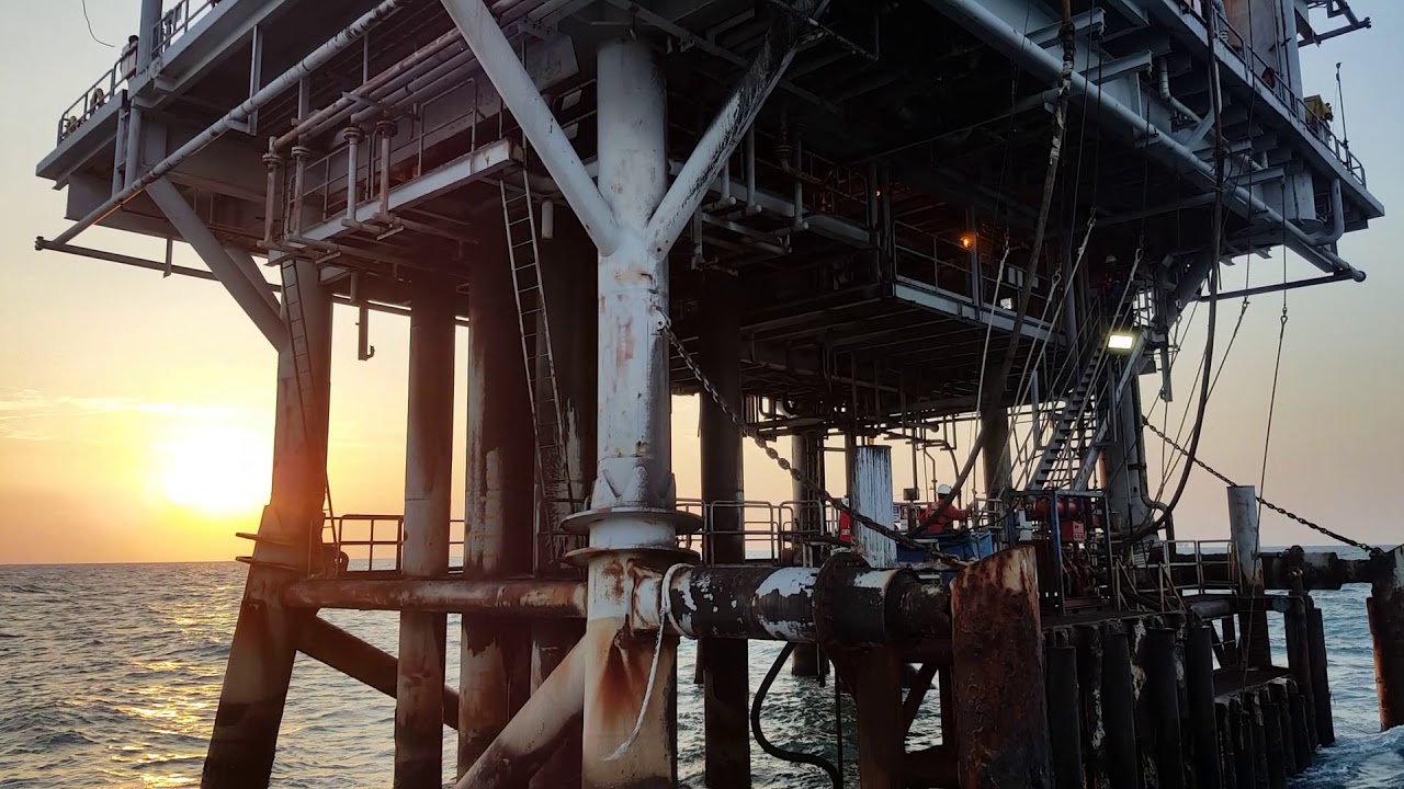 Sunset di Tepi Anjungan Lepas Pantai
