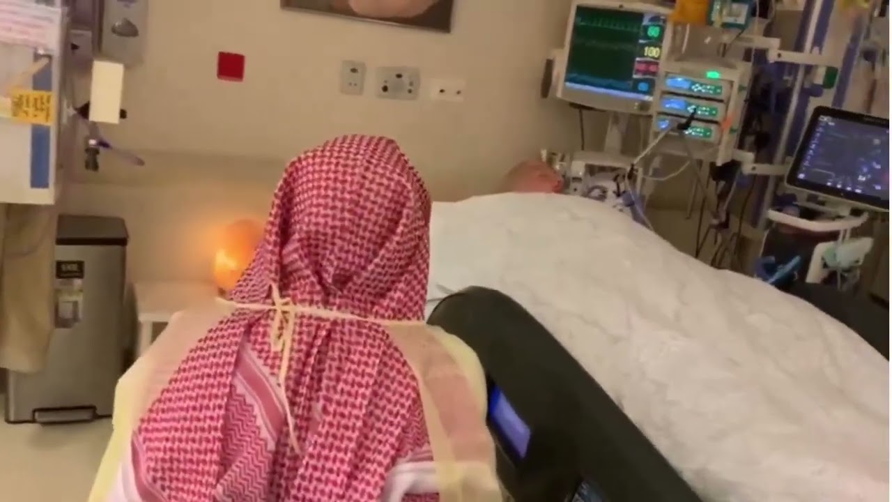 شيخ يدعو للأمير النائم الأمير الوليد بن خالد بن طلال - شفاه الله - بحضور والده الأمير خالد بن طلال