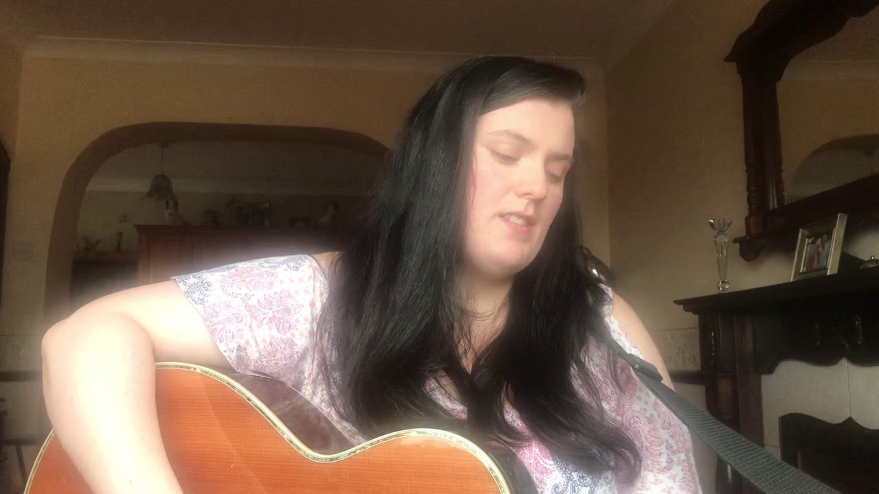 Emma Ní Fhíoruisce - Ar Imeall na Trá