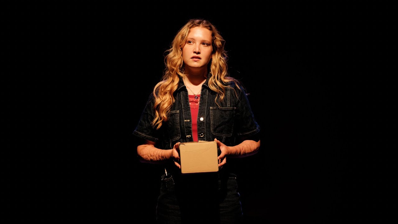 Theaterlezing Liefdevolle Jeugdzorg - Carlijn Hoogeveen (trailer)