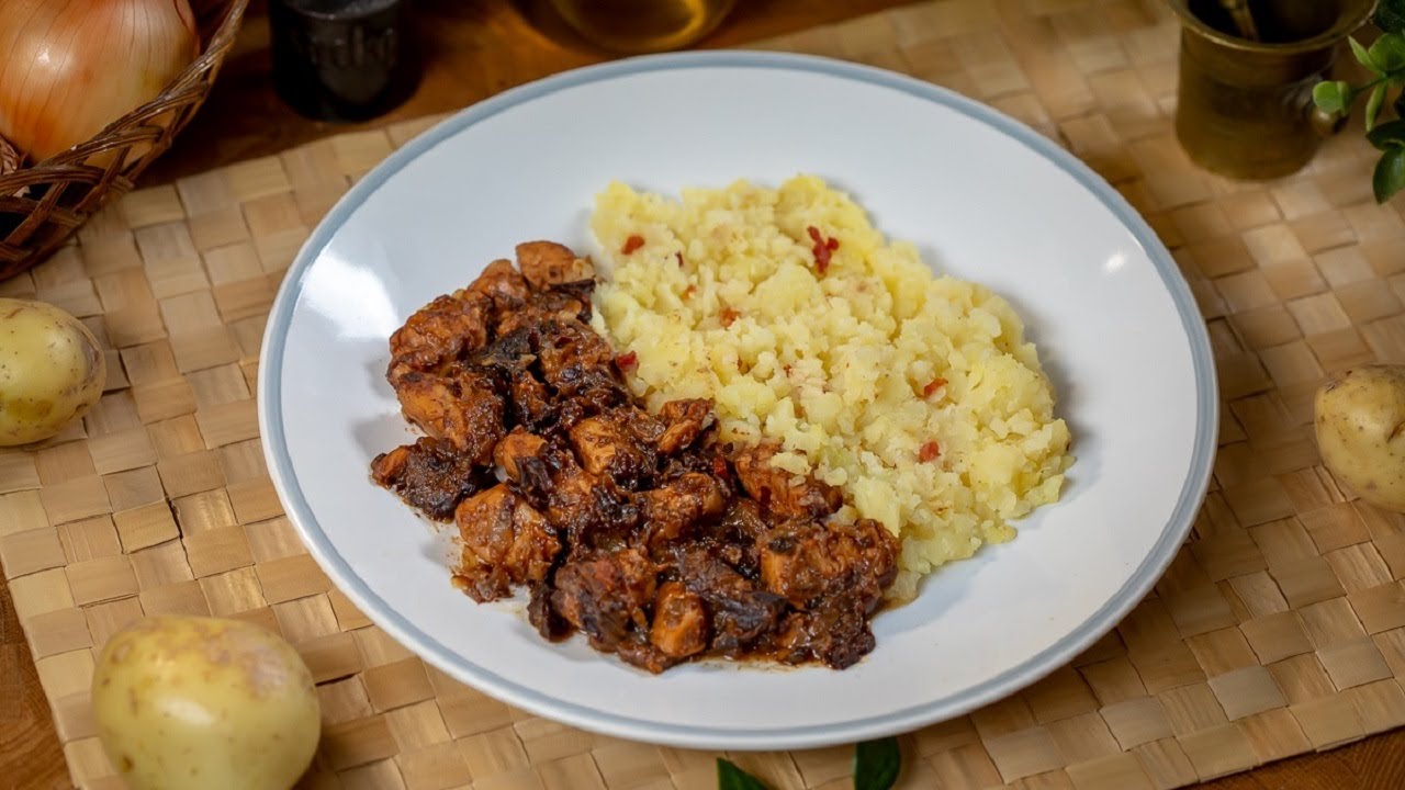 Aszalt szilv&aacute;s csirkeragu bacon&ouml;s burgonyap&uuml;r&eacute;vel | Mindmegette.hu