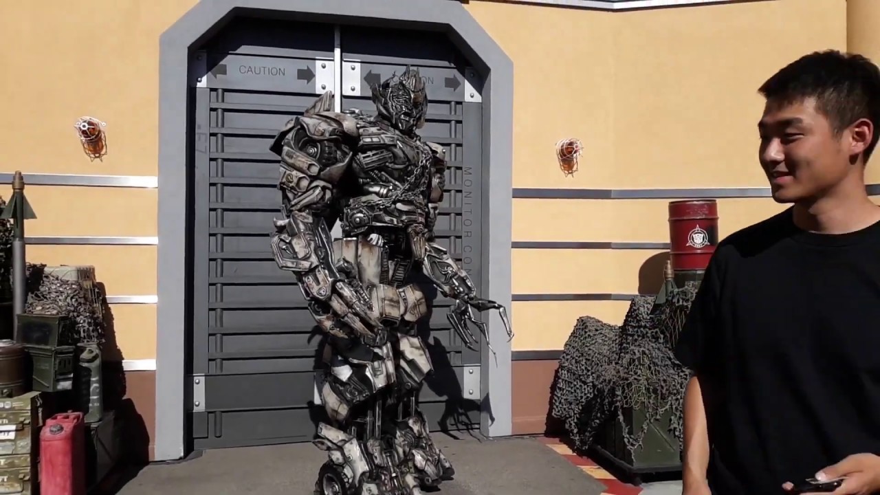 Мегатрон издевается и смущает гостей Universal Studios Hollywood