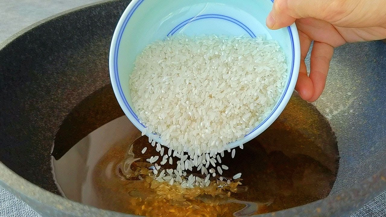 Положите рис в раскаленную сковороду с маслом, и через 5 секунд он станет вкусным