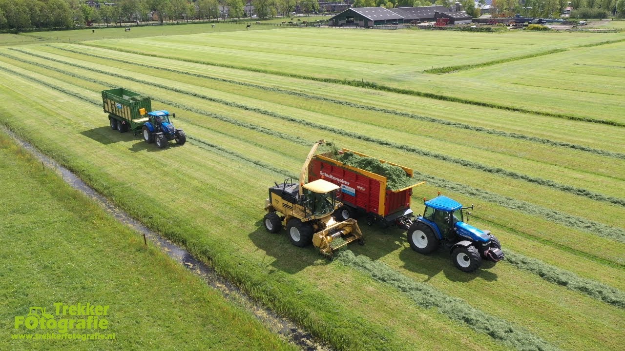 Maurice Land en Hoekstra Flowers aan het gras hakselen