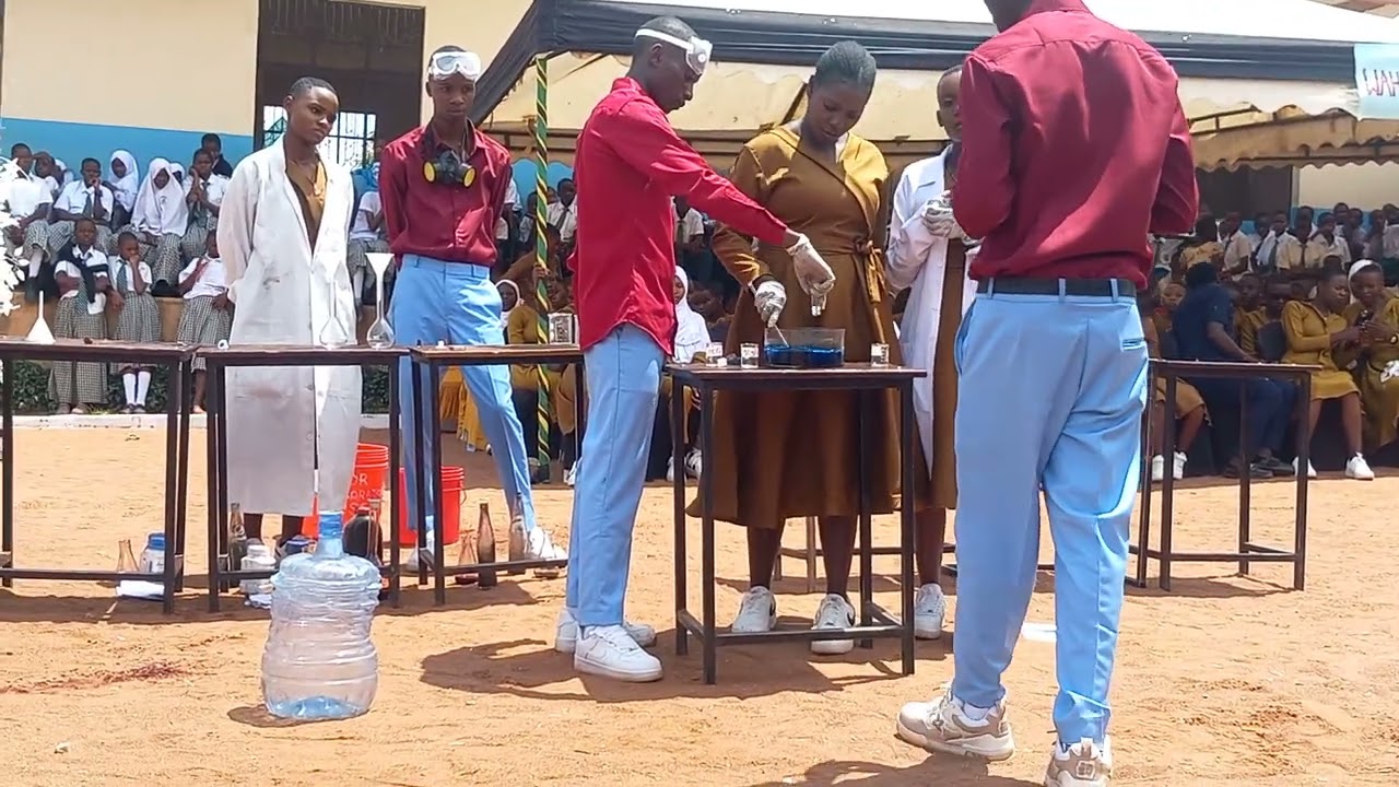 Tazama ujuzi wa vijana hawa katika kemia/ utaipenda Angelina mabula secondary 