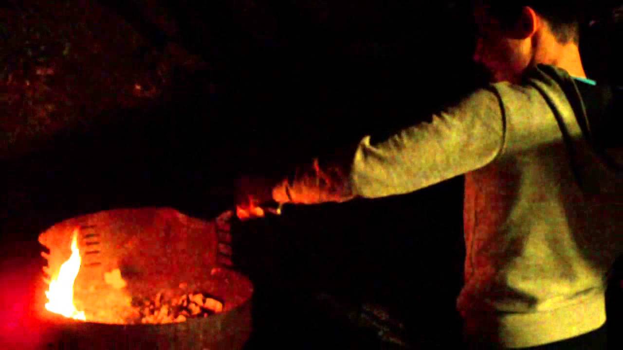 feux de camps dans le barbecue