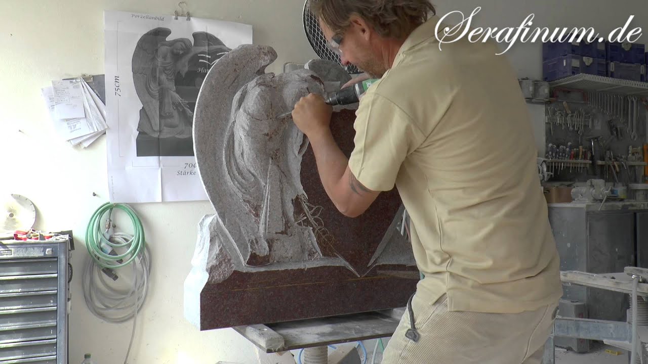Herstellung des Grabstein Engels „Meriana“ mit Herz aus rotem Granit • von Serafinum.de