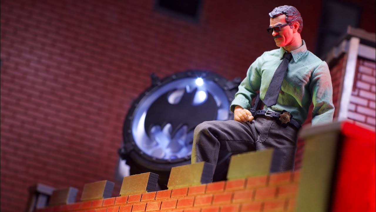 Mezco Toyz One:12 Collective SDCC 2019 Exclusive Commissoner James Gordon & Batsignal Review