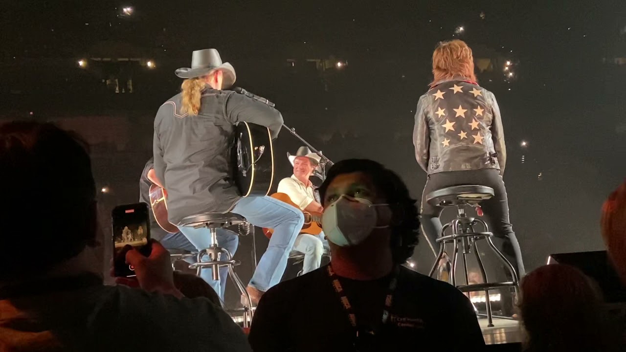 Blake Shelton “Who Are You When I’m Not Looking” Friends & Heroes Tour (Omaha, NE August 18, 2021)