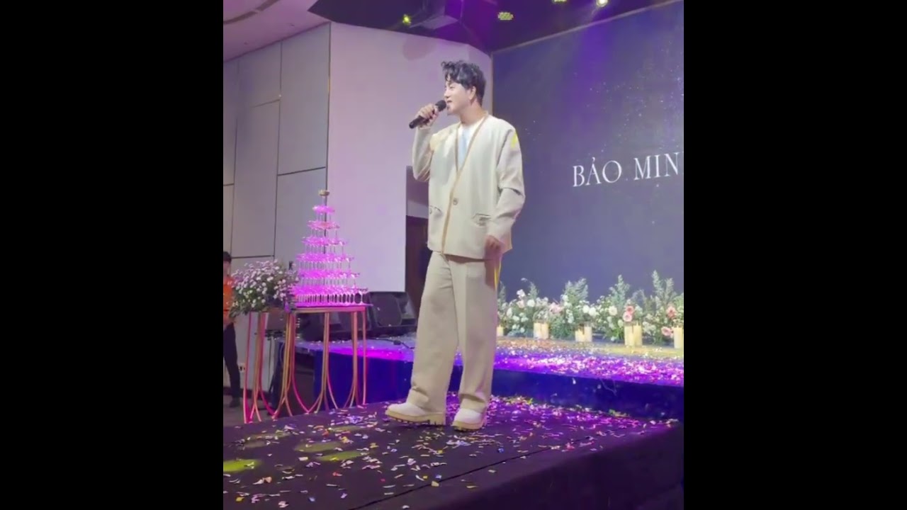 Thái Hoàng hôm nay đi hát show  đám cưới 
