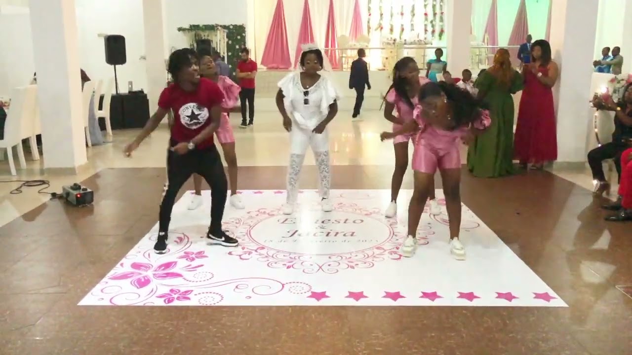 Kelly Hiperbolado_-_ Dançando no casamento com a noiva e as damas