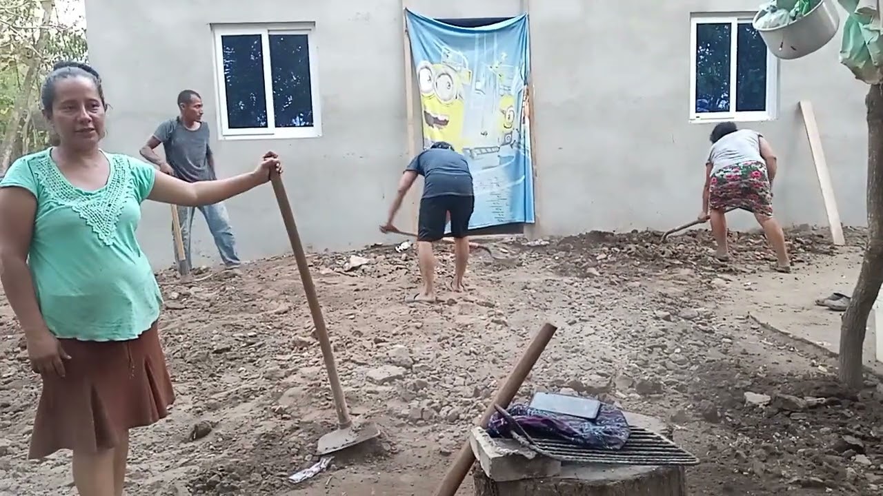 Aplanado para poder hacer el trazo del corredor de doña Anita y familia