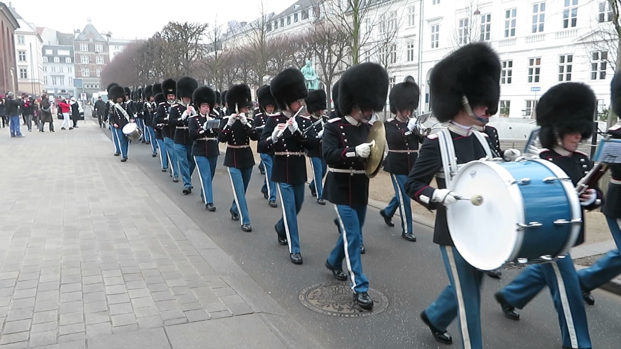 Livgarden marcherer på Sankt Annæ Plads