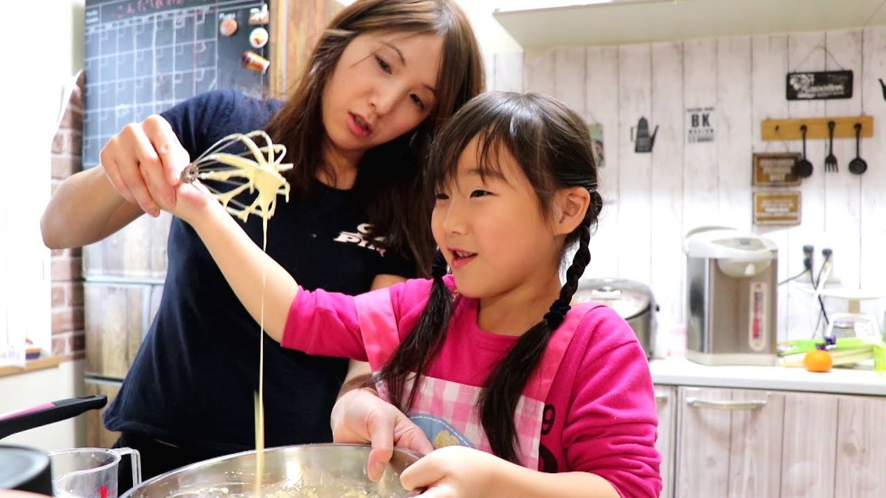 ママを独り占めしてホットケーキ作りを楽しむ稚奈