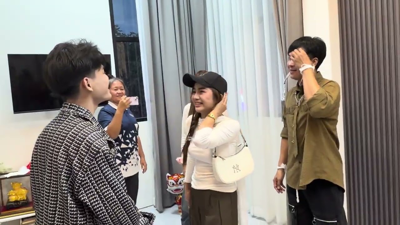 เชอร์ไพรส์ใครมาจากไหนได้อะไรมาขึ้นบ้านใหม่พระเอกวัฒน์##สาวน้อยลำเพลินshow 