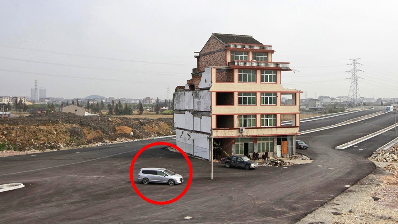 In Cina costruiscono un'autostrada intorno a questa casa.Il proprietario non vuole andarsene!