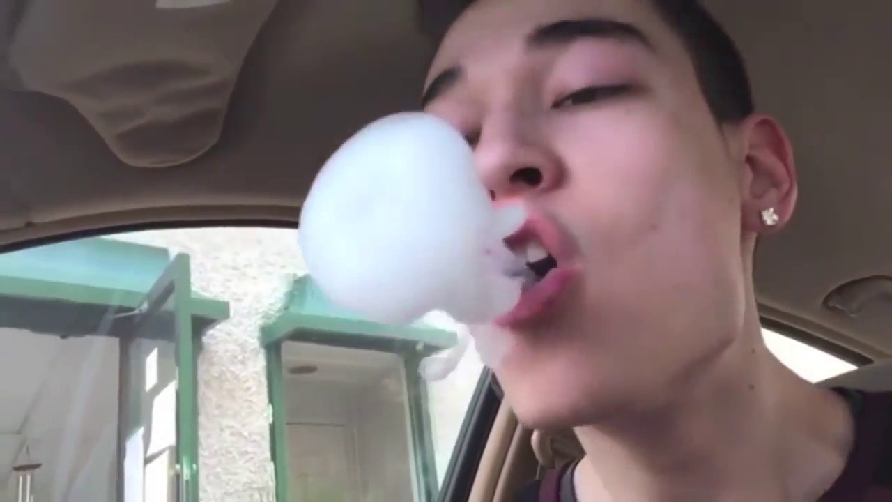 'Vape God' creates unbelievable shapes from e-vapor - Austin Lawrence 2017