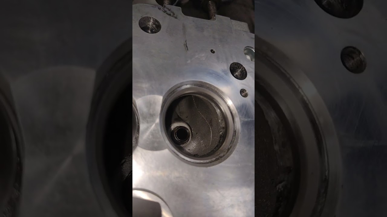 Esmerilhando valvulas do cabeçote motor 4M40
