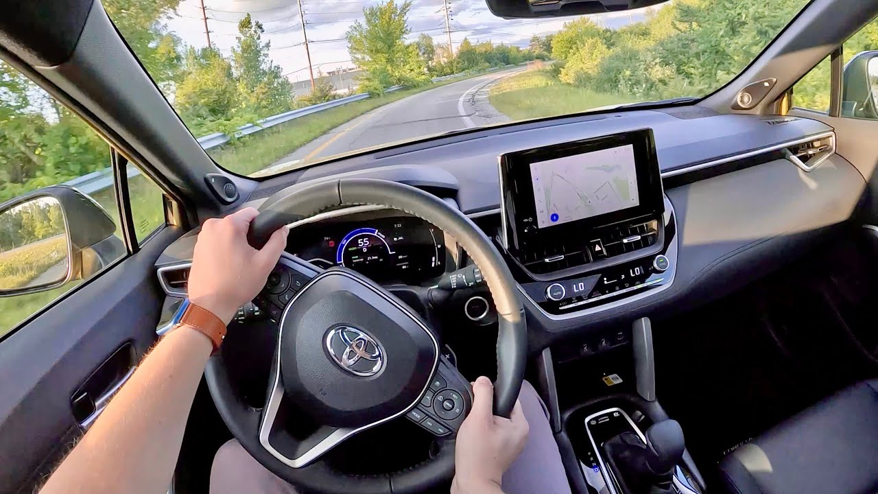 Toyota Corolla Cross Hybrid XSE 2023 года — обзор от первого лица