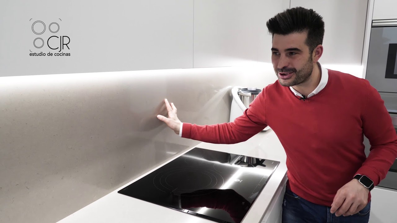 Cocina blanca con encimera Silestone textura mármol Cocinas Santos CJR