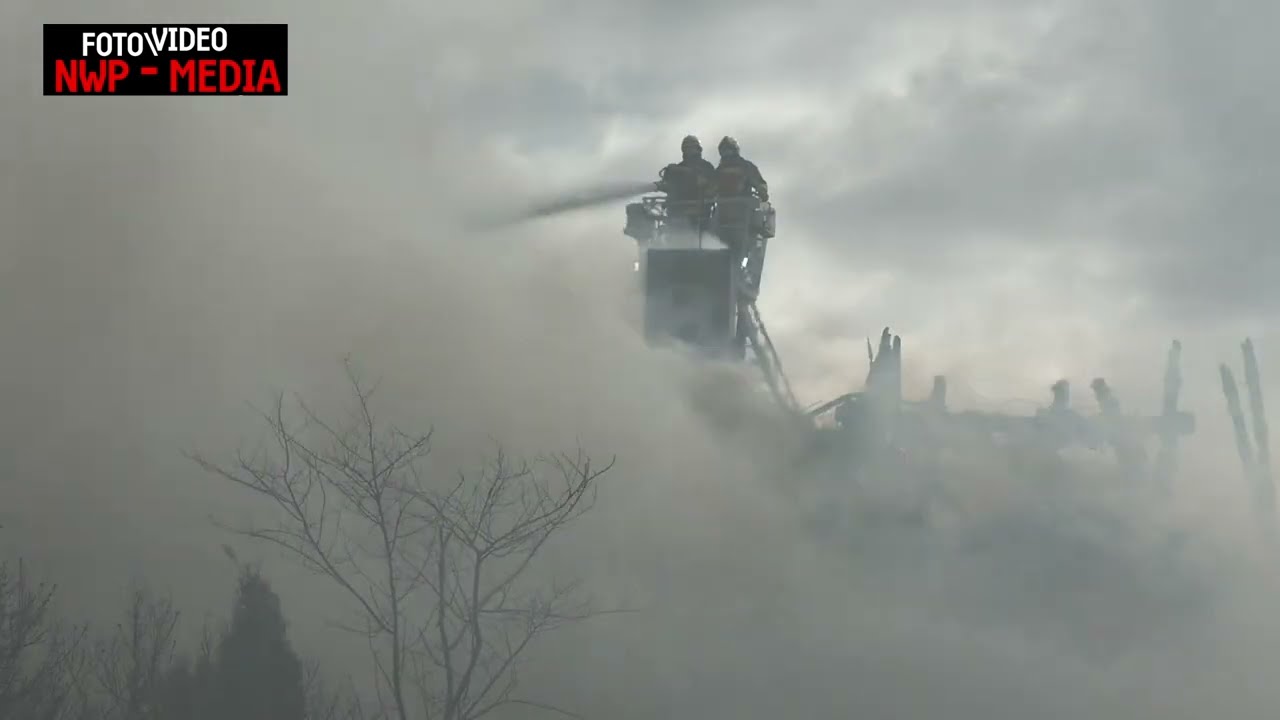 Brand eines Reetdachhauses in Edewecht - Wohn und Geschäftshaus in Flammen - NWP-MEDIA.TV