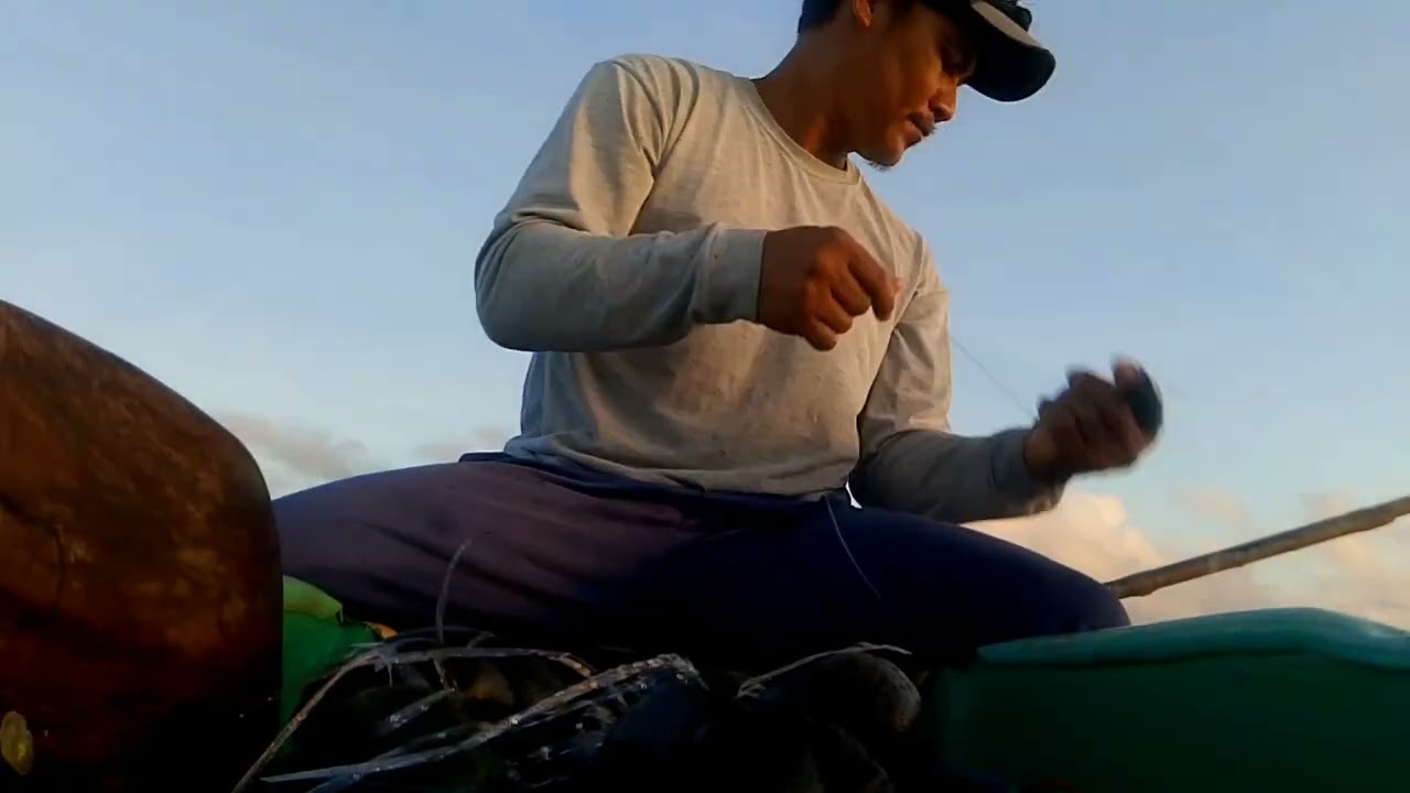 Ang ganda ng dagat kalmada Isang tulingan  lang ang huli