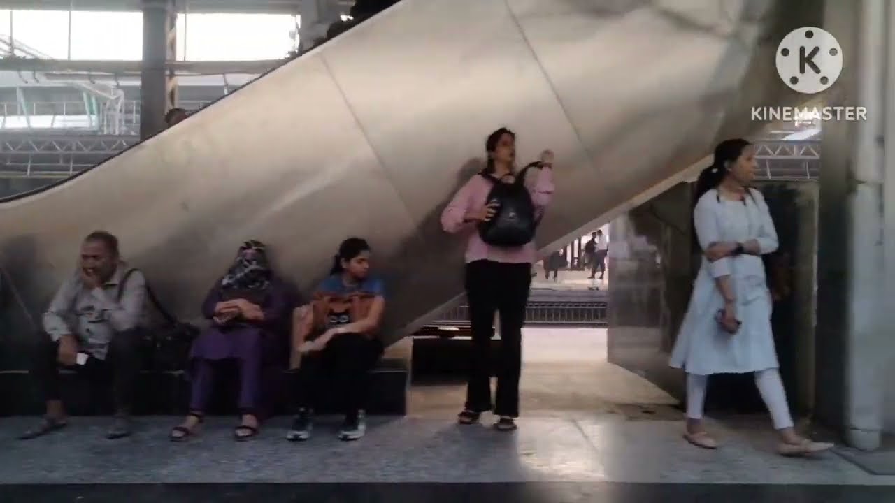 Mumbai railway station borivali morning में ऐ देखकर हैरान रह गई पब्लिक Mumbai lifestyle 