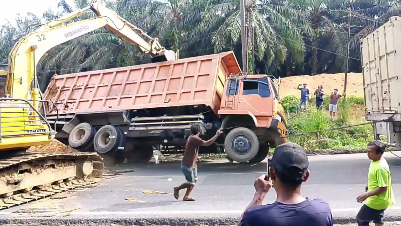 Excavator Dan Truk Trailer Evakuasi DamTruk Yg Trguling Muatan Brondolan Sawit  