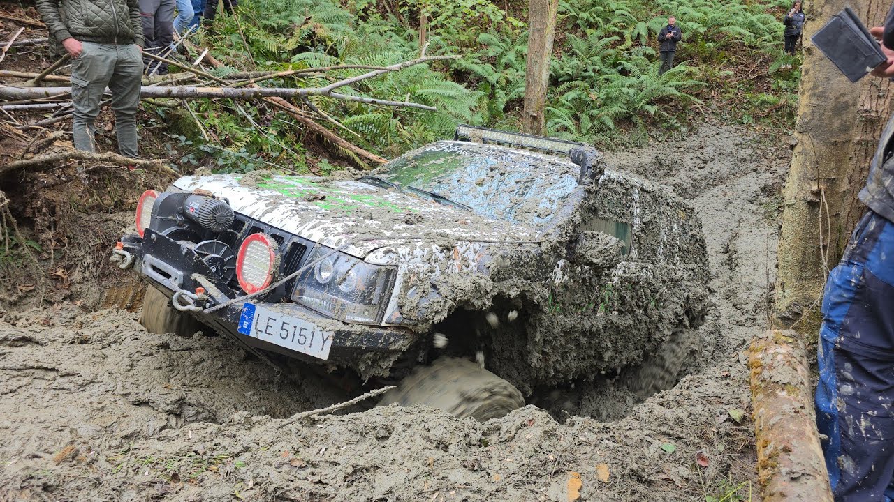 POZAS DE BARRO TRASLANGREO 2025, muchos coches no fueron capaces de superar 