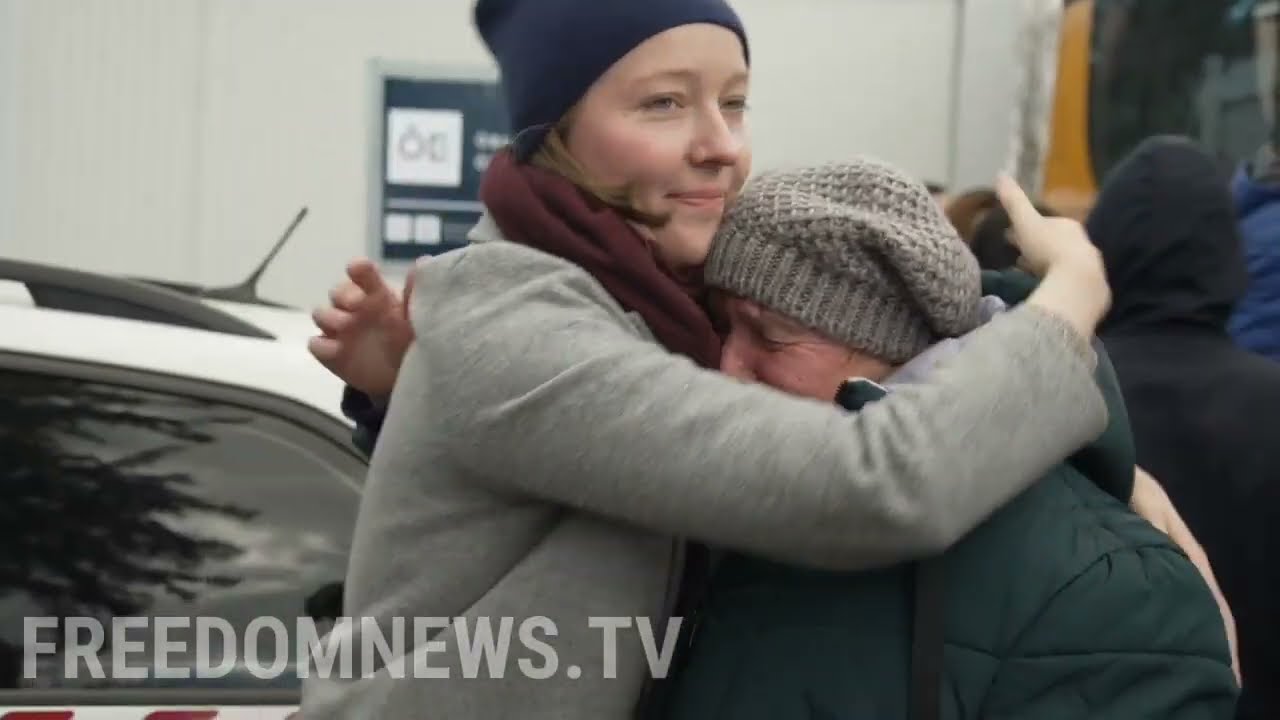 Volunteers in Hungary Help Hundreds of Refugees Fleeing Ukraine