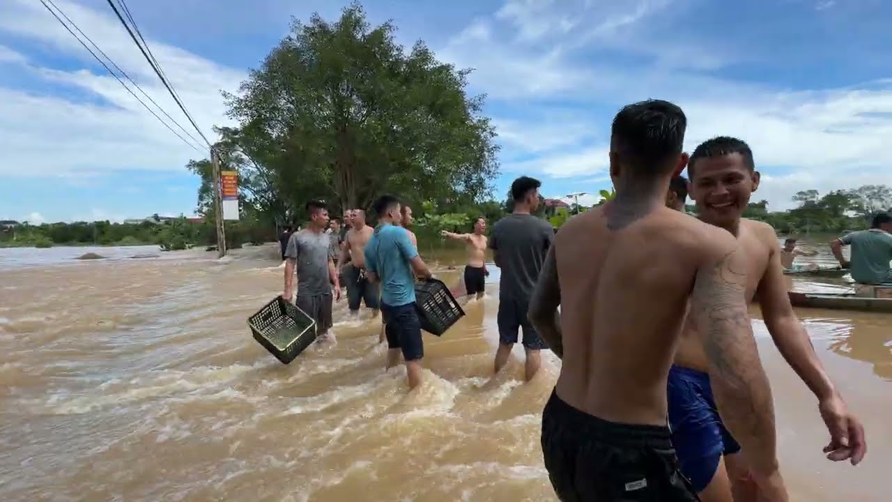 Chỉ Vài Phút Nước Lên, Cả Khúc Sông Đông Nghịt Người Úp Cá