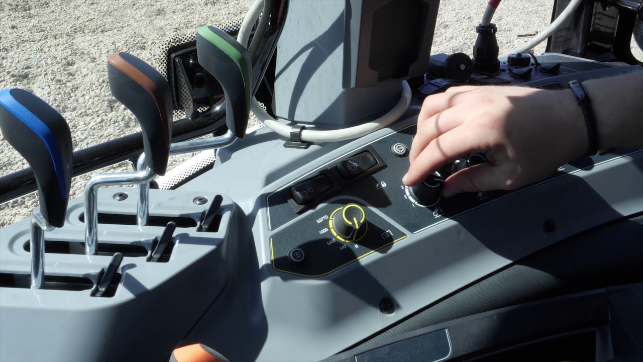 Valtra G135 Active: Seitenkonsole & Armlehne