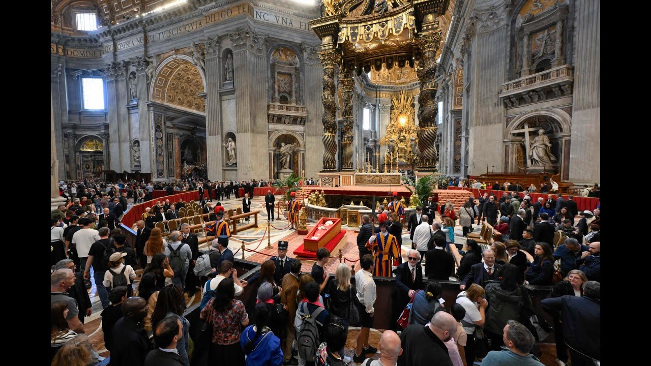 El papa Francisco pidió un ataúd cerrado. ¿Quién y por qué cambió esa decisión?