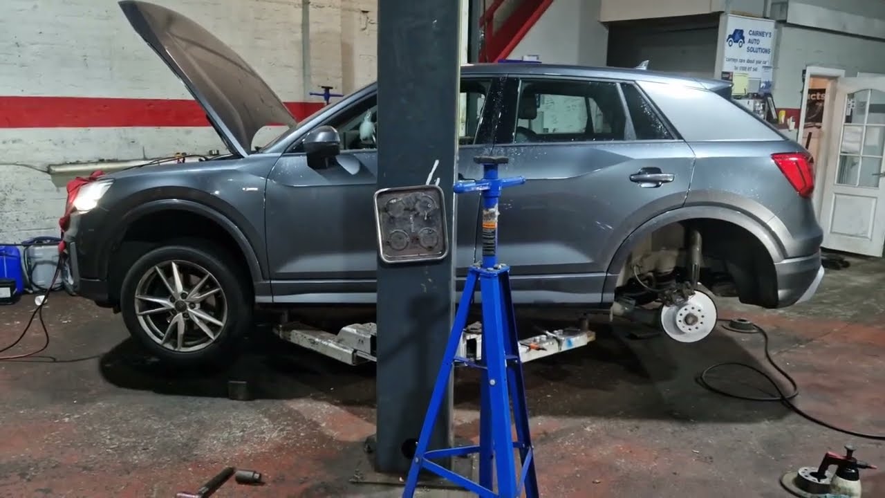 AUDI Q2 REAR BRAKE PADS AND DISCS REPLACEMENT #audi #audiq2 #autel #mechanic