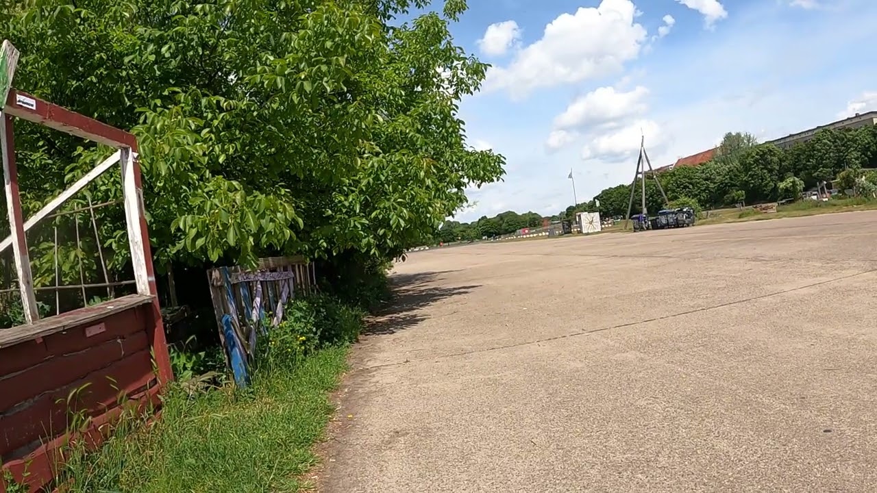 Berlin - E-Cruiser - Tempelhofer Feld - Community Garden 1