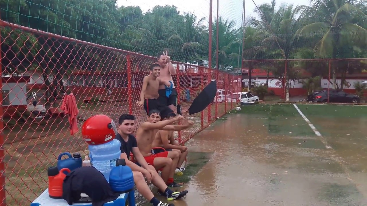 Futebol na chuva