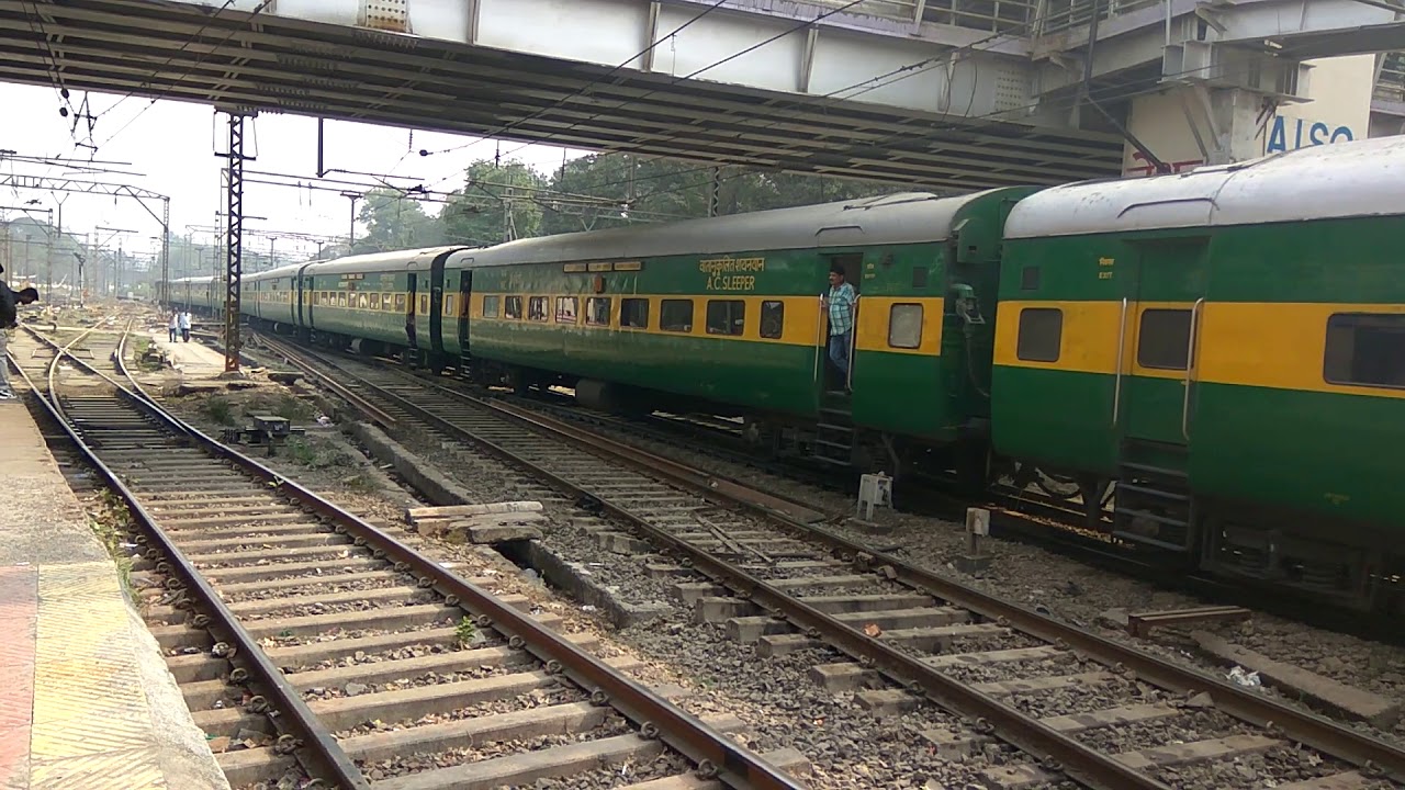 12187 Jabalpur Mumbai CSMT Garibrath express arriving at Kalyan Junction