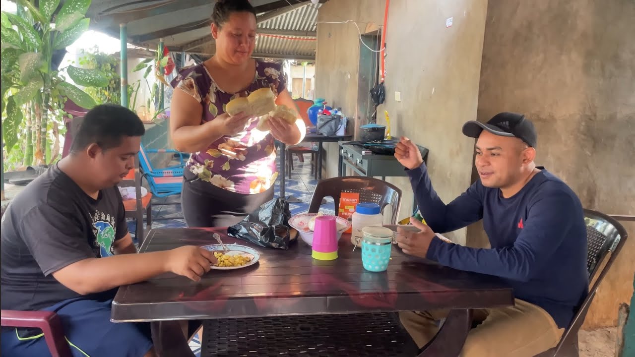 A si  se disfruta  rico  desayuno  SALVADOREÑO 