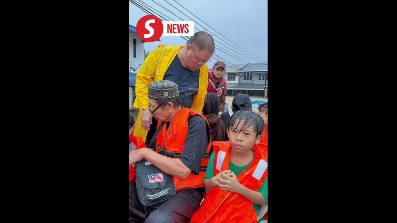 Tiong goes to the ground to help Bintulu flood victims