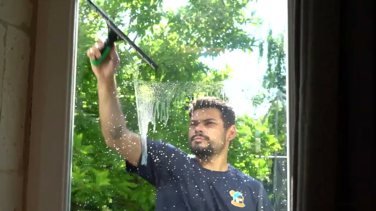 Nettoyage de vitres à l'eau pure et en hauteur chez MAISON ET SERVICES ANGOULEME
